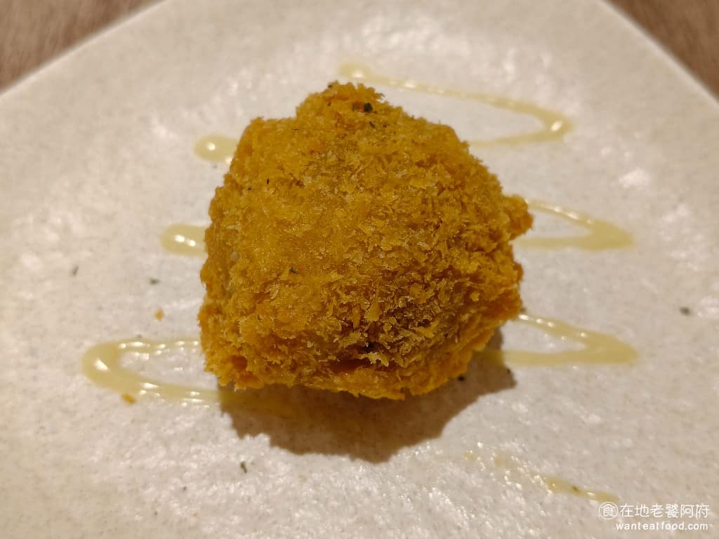 陶板屋台北復興北店 陶板屋台北復興北店菜單 陶板屋台北復興北店推薦 松山區美食 松山美食 章魚燒炸飯糰 炸飯糰一直是陶板屋的特色餐點，所以歷久不衰，一直都留在菜單上，雖然有時候會炸得太硬，但今天吃覺得炸得剛剛好，也不會太乾。 @在地老饕阿府