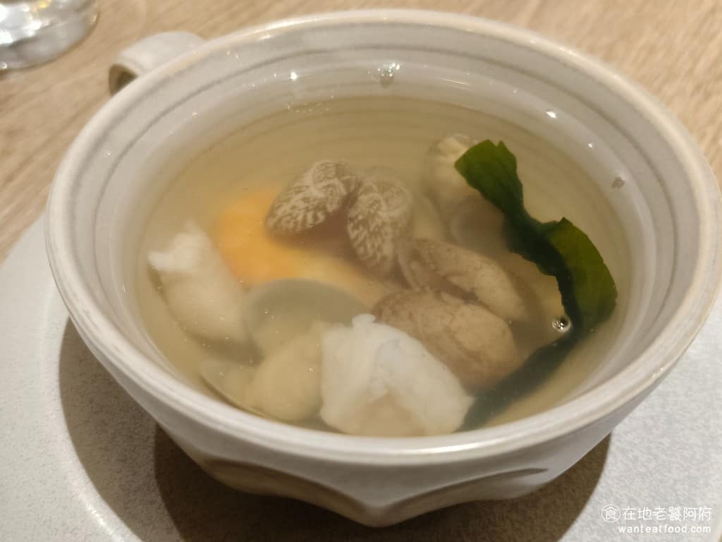 陶板屋台北復興北店 陶板屋台北復興北店菜單 陶板屋台北復興北店推薦 松山區美食 松山美食 昆布海鮮清湯 這是全部的湯中，喝起來最清爽的，喝得到淡淡的昆布味以及魚鮮味。湯頭清澈見底，非常清爽好喝。 @在地老饕阿府