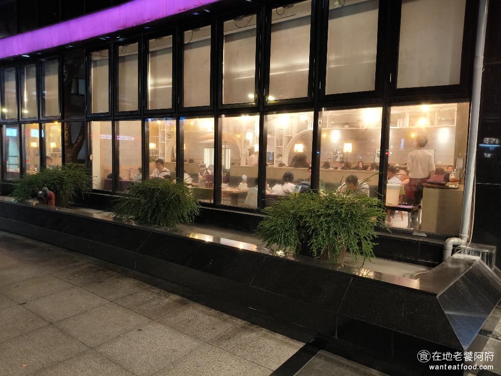 陶板屋台北復興北店 陶板屋台北復興北店菜單 陶板屋台北復興北店推薦 松山區美食 松山美食 復興北店是接手上海故事的舊址，重新開幕位置佳，交通方便。位在台北市復興北路和民權東路交叉口附近，搭捷運文湖線，在中山國中站下車，出站走約3分鐘就能到。 @在地老饕阿府