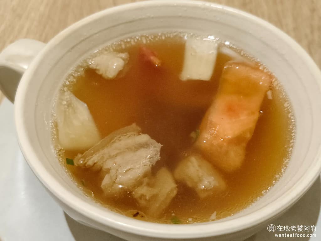 陶板屋台北復興北店 陶板屋台北復興北店菜單 陶板屋台北復興北店推薦 松山區美食 松山美食 牛肉番茄燉湯 湯頭鮮美好喝，牛肉不澀不老，番茄是新鮮番茄切片，直接放入湯裡，味道清甜帶酸。 @在地老饕阿府