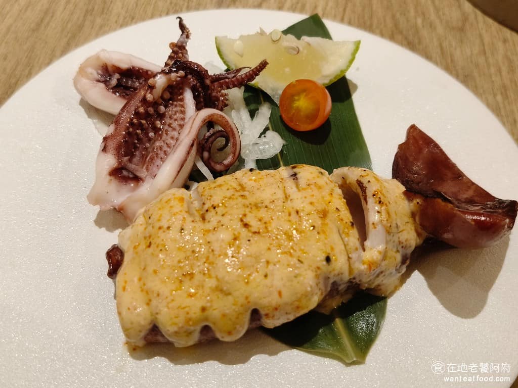 陶板屋台北復興北店 陶板屋台北復興北店菜單 陶板屋台北復興北店推薦 松山區美食 松山美食 明太子炙烤魷魚 這是王品會員累積點數後贈送的，由於上面加滿了明太子醬，經過炙燒後烤得非常香，魷魚的口感也非常軟嫩，烤得非常好。 @在地老饕阿府