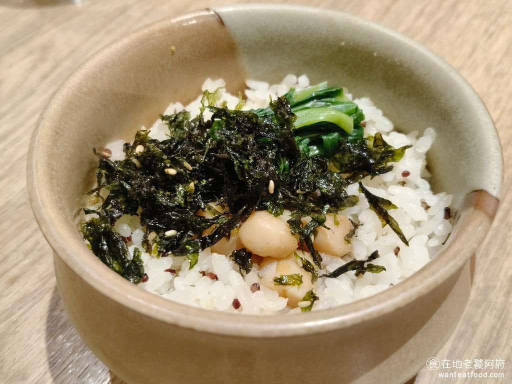 陶板屋台北復興北店 陶板屋台北復興北店菜單 陶板屋台北復興北店推薦 松山區美食 松山美食 海鮮時蔬日式炊飯 上面加了海苔和干貝，調味非常簡單，但吃起來非常的清爽，而且舒服。 @在地老饕阿府