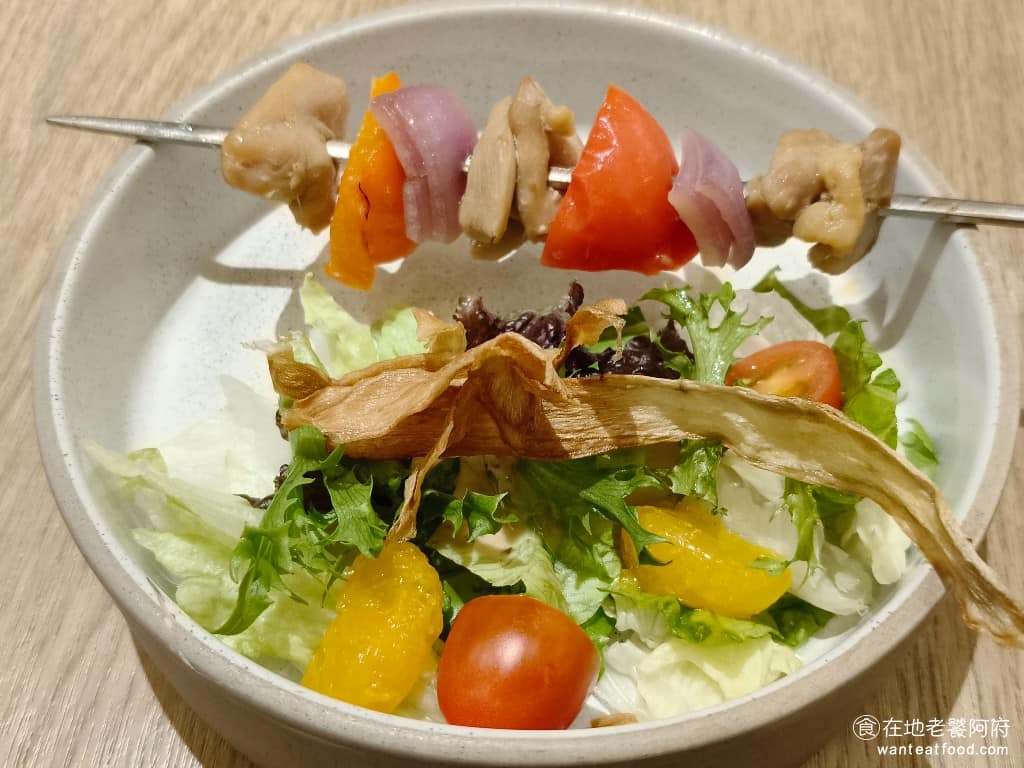 陶板屋台北復興北店 陶板屋台北復興北店菜單 陶板屋台北復興北店推薦 松山區美食 松山美食 串燒雞肉鮮蔬沙拉 雞肉串烤過帶點香氣，搭配新鮮生菜、小黃瓜、番茄等蔬菜，淋上胡麻醬或特調醬料，微甜微酸很開胃，雞肉厚實有份量，沙拉清爽不膩口，當作開場很適合。 @在地老饕阿府