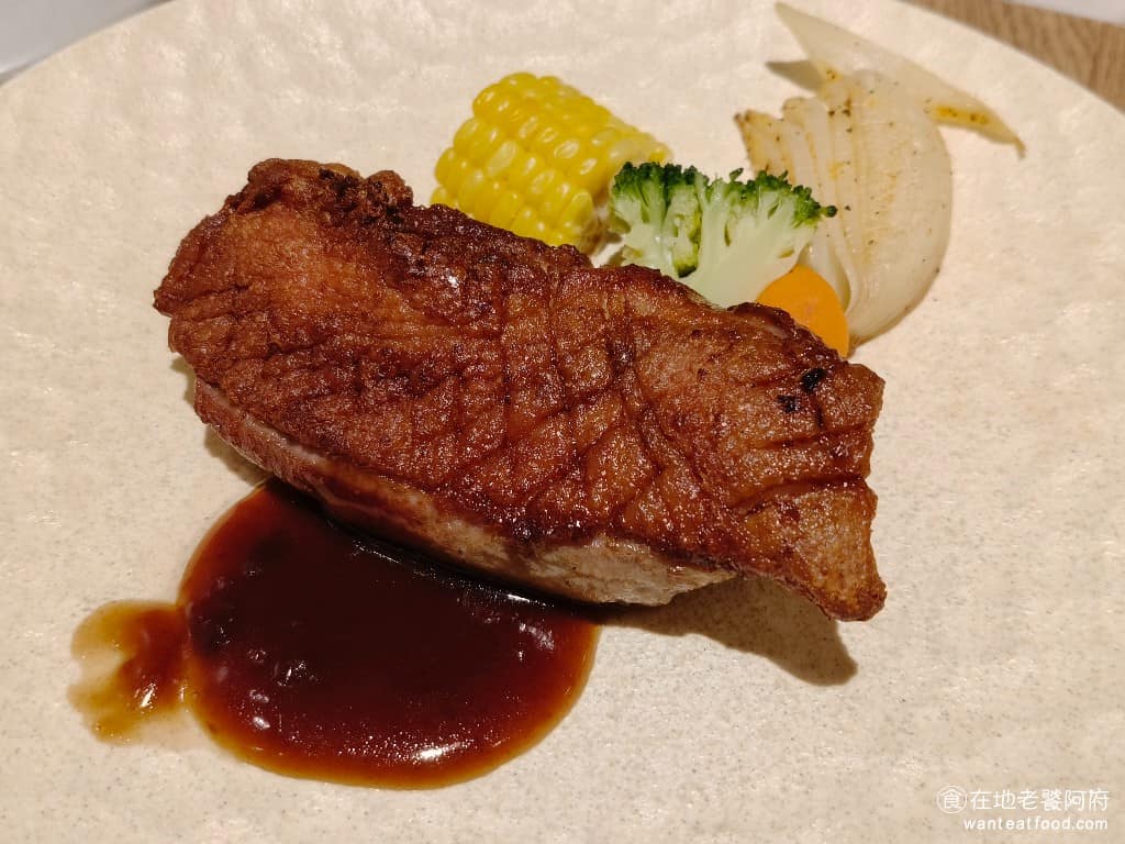 陶板屋台北復興北店 陶板屋台北復興北店菜單 陶板屋台北復興北店推薦 松山區美食 松山美食 酥烤金賞鴨胸 份量大塊每一塊都肥厚，表面煎烤得香脆，鴨皮部分尤其多汁，切面嫩度誘人，入口幾乎不需太多咀嚼就化開。建議沾香橙蘋果醬一起吃，果香和鴨胸很搭配。 @在地老饕阿府