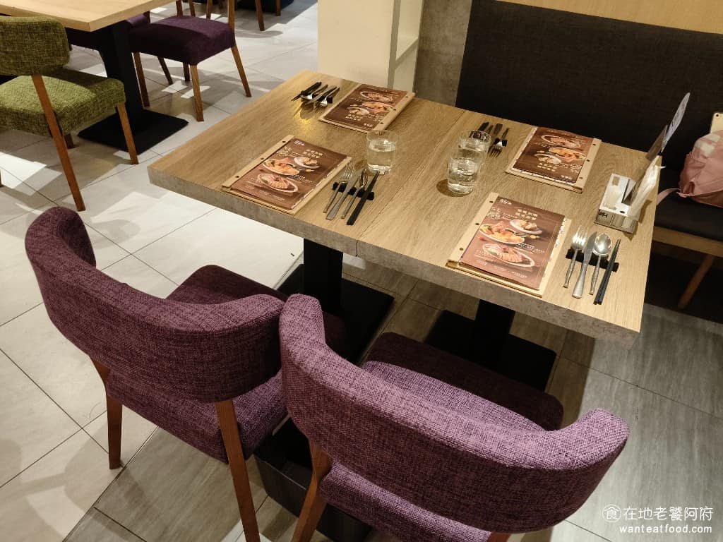 陶板屋台北復興北店 陶板屋台北復興北店菜單 陶板屋台北復興北店推薦 松山區美食 松山美食 用餐空間分開放式區域，和半包廂式座位。座位間距都很寬，坐起來不會覺得擁擠。 @在地老饕阿府