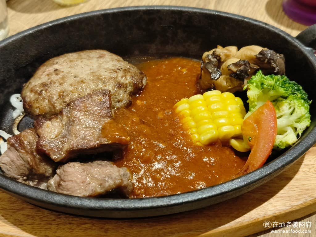 陶板屋台北復興北店 陶板屋台北復興北店菜單 陶板屋台北復興北店推薦 松山區美食 松山美食 和牛漢堡排佐炙燒牛排 同時可以吃得到漢堡排和烤牛排，算是雙主餐的享受，漢堡排吃起來口感乾軟嫩，但沒有特別的調味，烤牛排原本以為會很硬，但肉質比想像中還要軟嫩，搭配紅酒醬非常合適。 @在地老饕阿府