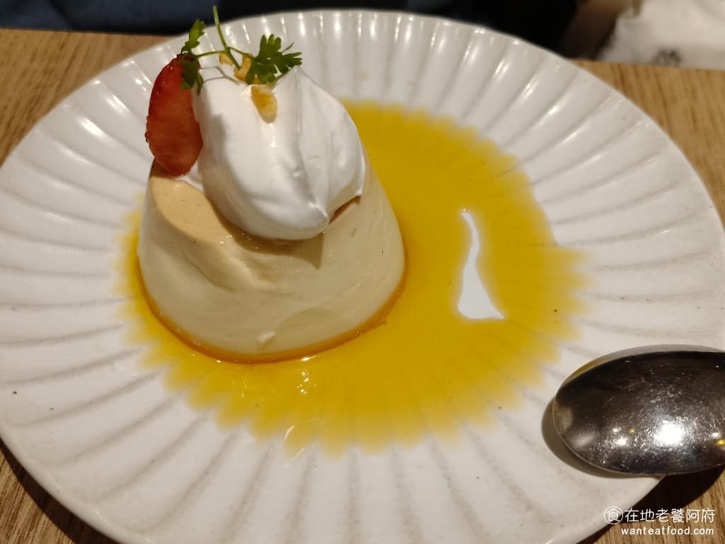 陶板屋台北復興北店 陶板屋台北復興北店菜單 陶板屋台北復興北店推薦 松山區美食 松山美食 日式焦糖布丁 布丁吃起來口感軟嫩，本身沒有太多的甜味，主要的甜味都在下面的焦糖醬中，斟酌食用非常合適。 @在地老饕阿府