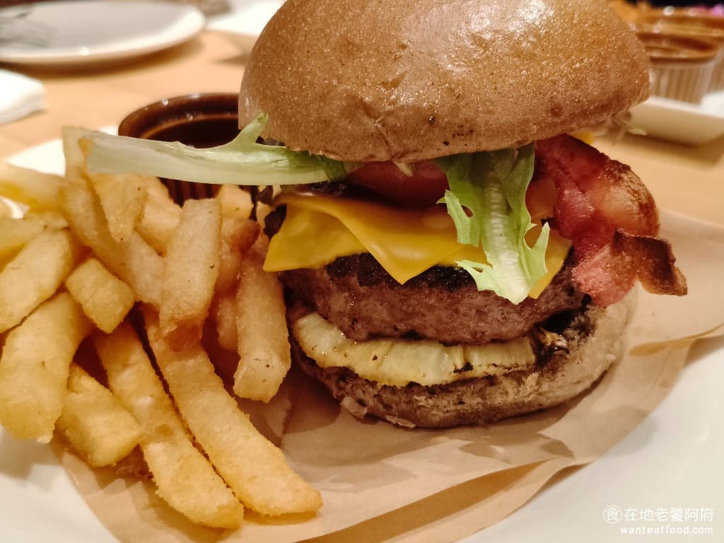 La Ohana LaLaport南港店 LaLaport南港店菜單 LaLaport南港店推薦 裡面有大片鳳梨，漢堡肉非常厚實，原本以為會很硬，但口感軟嫩，比預期中好吃。不過中間夾的培根口感就比較硬，一口咬不下去，要分開來吃，這點就比較可惜。 @在地老饕阿府
