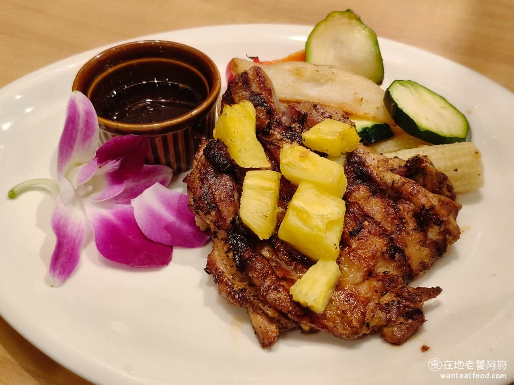 La Ohana LaLaport南港店 LaLaport南港店菜單 LaLaport南港店推薦 夏威夷風鳳梨雞腿排 表皮煎得帶有焦香味，雞肉肉質很軟嫩，搭配醬汁吃起來甜甜的，還不錯吃。 @在地老饕阿府