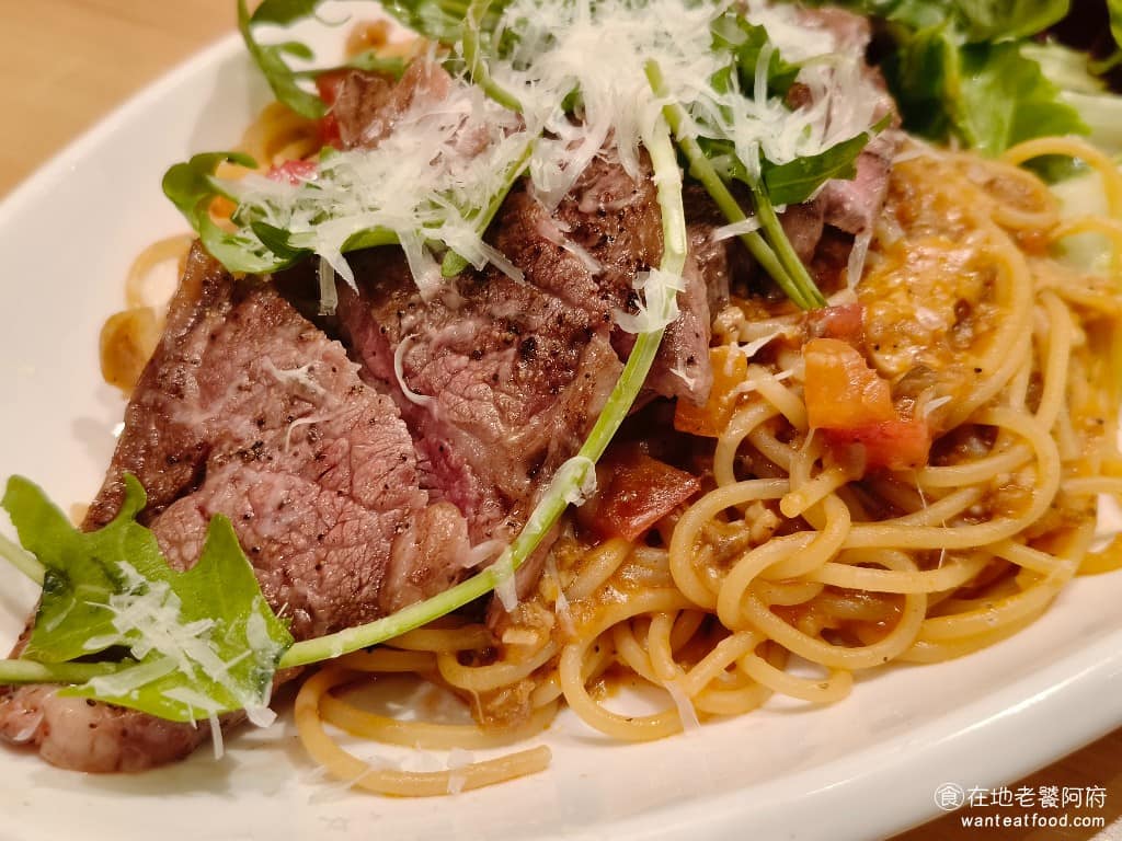 La Ohana LaLaport南港店 LaLaport南港店菜單 LaLaport南港店推薦 翼板牛肉口感也偏軟，不會很硬，一開始還擔心會不會咬不動，但結果是多慮了。 @在地老饕阿府