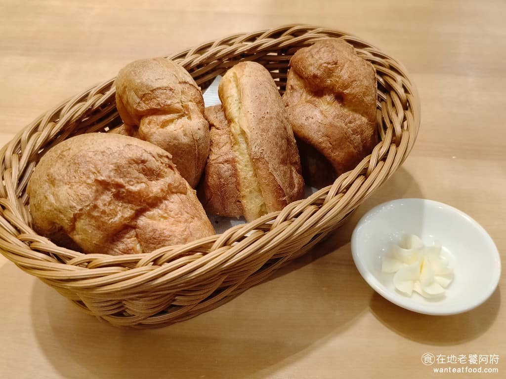 La Ohana LaLaport南港店 LaLaport南港店菜單 LaLaport南港店推薦 泡芙麵包 裡面是空心的，可以自己加奶油進去，外皮烤得焦香帶有泡芙的酥脆感，剛烤好時外酥內軟，口感有點Q，搭配奶油或楓糖漿都很好吃。吃完後，可以免費續點，店員會先詢問需要幾個。 @在地老饕阿府