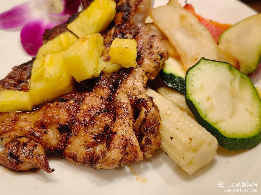 La Ohana LaLaport南港店 LaLaport南港店菜單 LaLaport南港店推薦 旁邊搭配蔬菜和薯塊，很豐盛、CP 值高，只是某些區塊烤的偏焦，吃起來就比較硬，但整體來說，算好吃的。 @在地老饕阿府