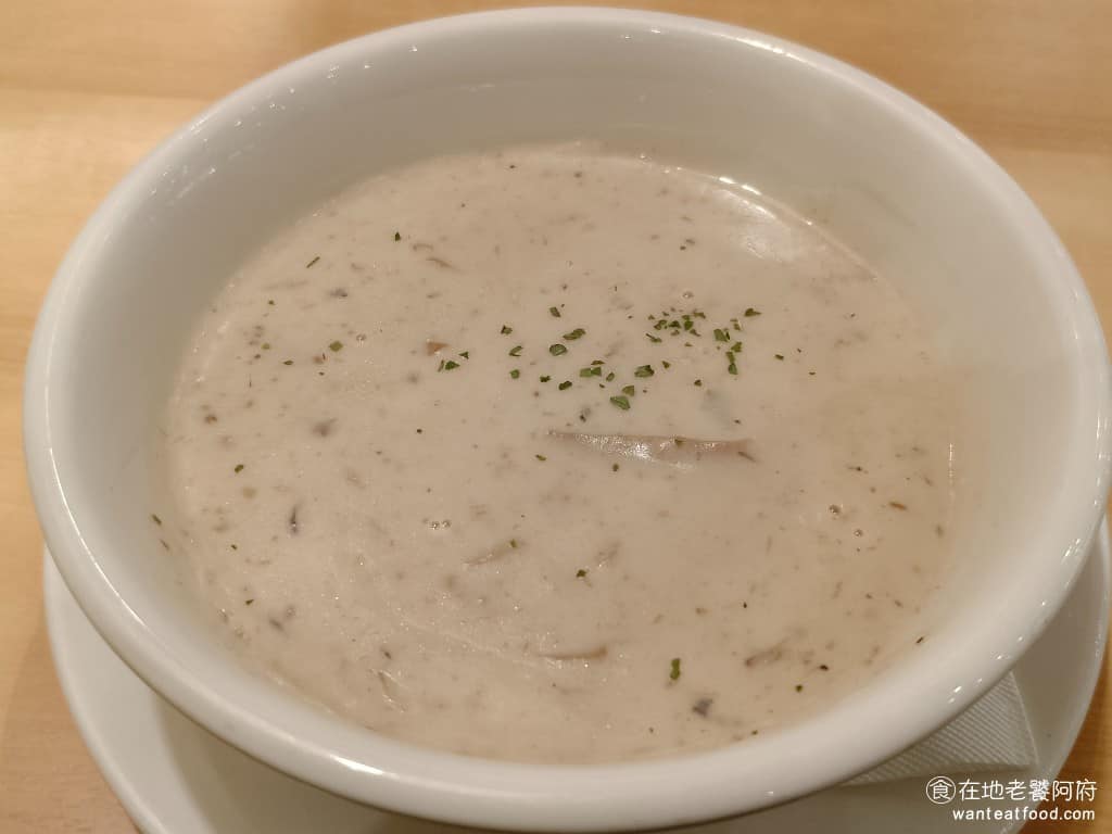 La Ohana LaLaport南港店 LaLaport南港店菜單 LaLaport南港店推薦 蘑菇濃湯 奶味香醇、菇味濃郁味道不錯，只是溫度不夠熱，奶油味道非常濃郁，裡面吃得到很多蘑菇切片，搭配著泡芙麵包吃，非常適合。 @在地老饕阿府