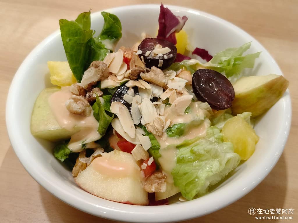 La Ohana LaLaport南港店 LaLaport南港店菜單 LaLaport南港店推薦 特選水果堅果沙拉 沙拉蠻新鮮的，搭配水果和堅果增加口感，整體味道清爽。 @在地老饕阿府