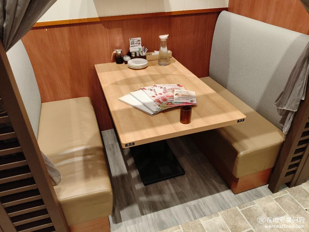 La Ohana LaLaport南港店 LaLaport南港店菜單 LaLaport南港店推薦 四人座的座位，因為桌子長度不夠，所以坐起來會有一點擁擠，而且桌上的面積也不太夠。還好送餐是有順序的，一道菜吃完，下一道才會來，所以勉強夠用。 @在地老饕阿府