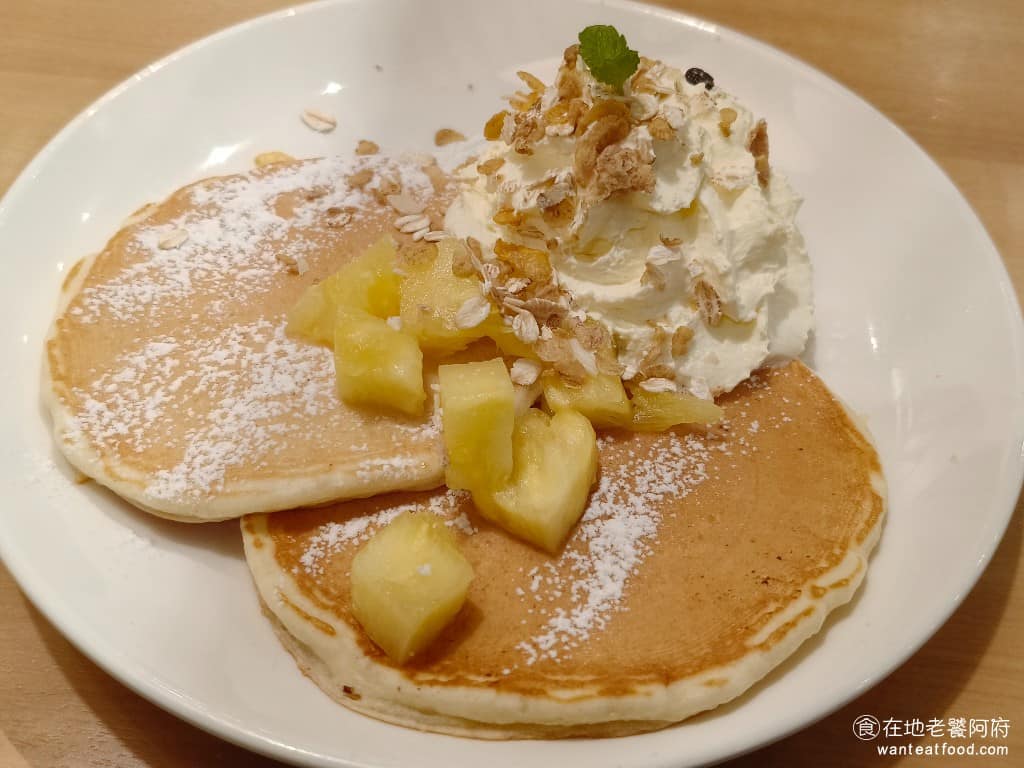 La Ohana LaLaport南港店 LaLaport南港店菜單 LaLaport南港店推薦 鳳梨鬆餅 鳳梨鮮奶油為鬆餅增添果香，吃來滑順可口，鬆餅沒有過多奶油香，搭配焦糖熬煮的鳳梨，更有風味。 @在地老饕阿府