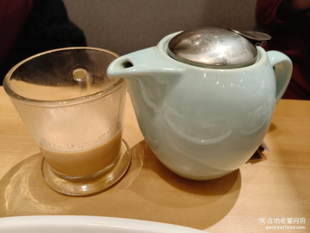 La Ohana LaLaport南港店 LaLaport南港店菜單 LaLaport南港店推薦 伯爵奶茶 小小的一壺，但份量比想像中的還多，連續喝了好幾杯，奶茶都沒倒完，份量很夠，茶香味很濃，沒有甜味，要自己加糖。 @在地老饕阿府