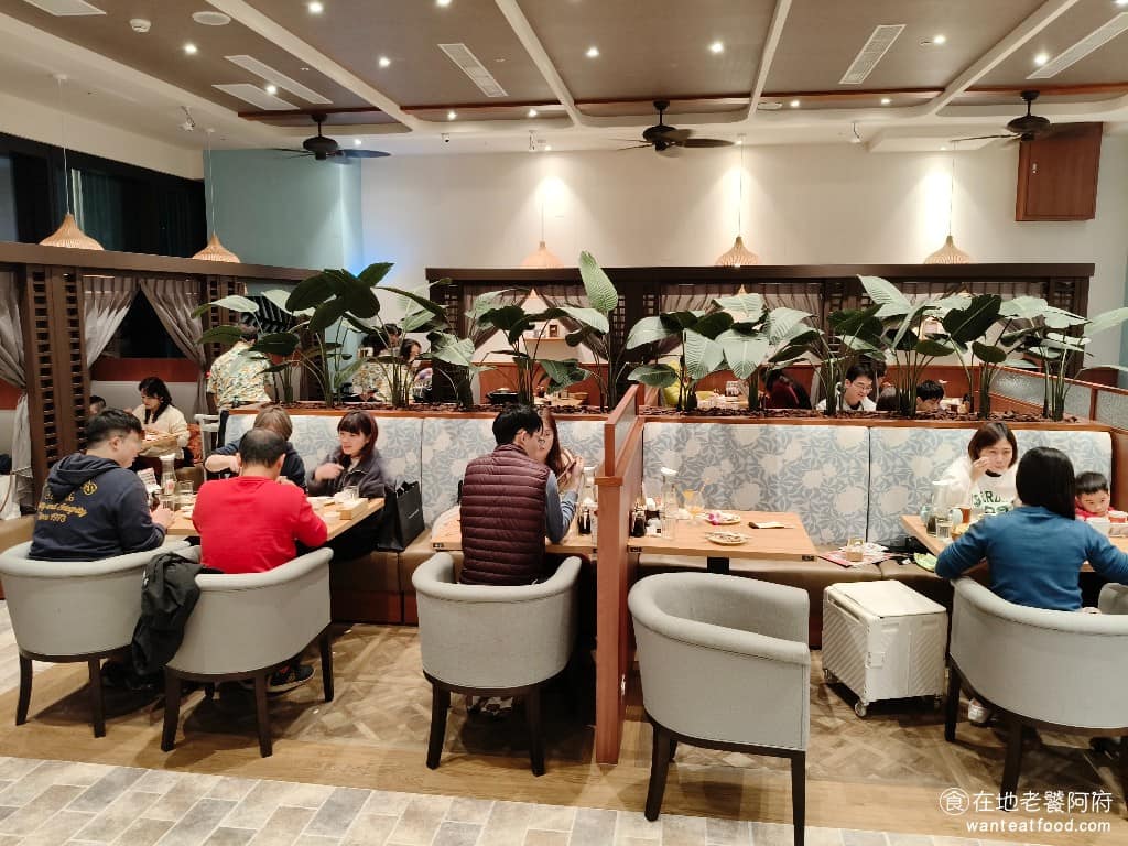 La Ohana LaLaport南港店 LaLaport南港店菜單 LaLaport南港店推薦 空間採半開放式包廂和一般桌位混合設計，環境寬敞明亮，窗邊位置可以看到外面車流和捷運機廠，適合帶小朋友來用餐，整體氛圍輕鬆舒適，很有度假感。 @在地老饕阿府
