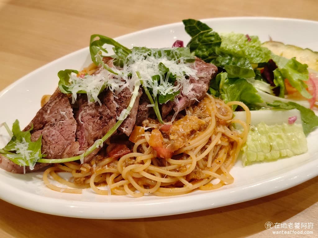 La Ohana LaLaport南港店 LaLaport南港店菜單 LaLaport南港店推薦 特選翼板牛肉醬義大利麵 義大利麵吃起來，口感非常有嚼勁，番茄味十足，還帶點蒜味，非常好吃。 @在地老饕阿府