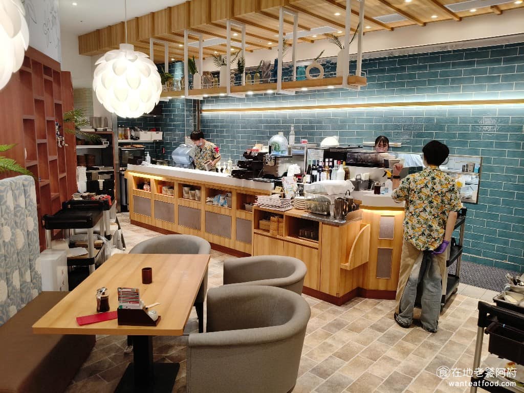 La Ohana LaLaport南港店 LaLaport南港店菜單 LaLaport南港店推薦 這裡主打夏威夷特色料理，像是 Huli Huli 烤雞、BBQ 豬肋排、LOCO MOCO漢堡排飯、POKE海鮮飯等，還有鬆餅，還有各種熱帶風味飲品。 @在地老饕阿府