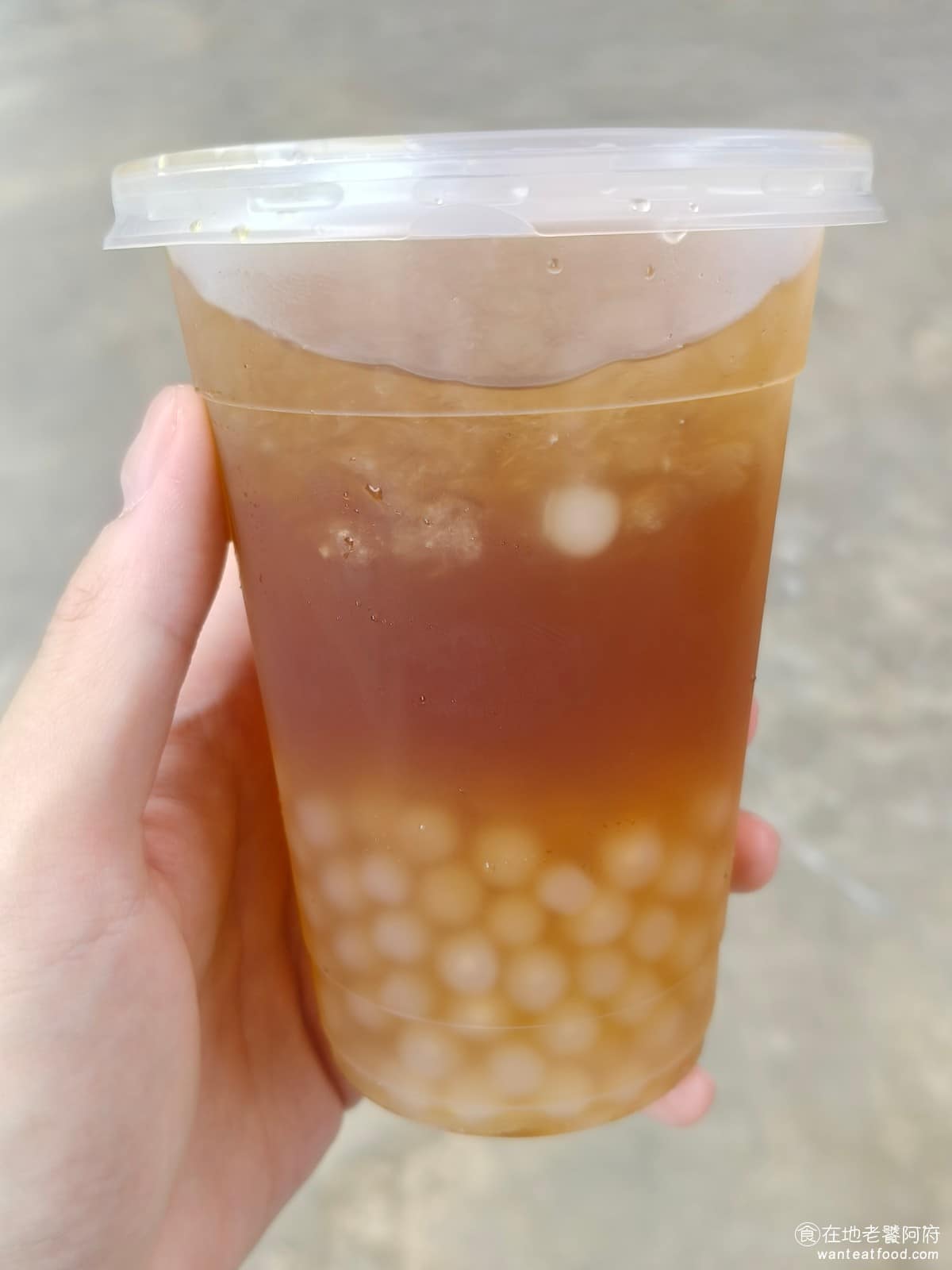 七堵粉圓冰 七堵粉圓冰菜單 七堵粉圓冰推薦 基隆市美食 甜點點心 粉圓冰 飲品飲料 單純的糖水,加入香蕉油,味道超級簡單,但夏天喝起來就很舒爽,而且價格只要 30 元就有一大杯,CP 值真的超級高,如果覺得單純糖水太單調的人,可以點紅茶版本。 @在地老饕阿府
