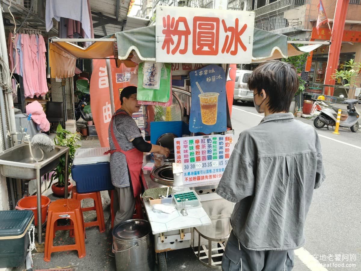 七堵粉圓冰 七堵粉圓冰菜單 七堵粉圓冰推薦 基隆市美食 甜點點心 粉圓冰 飲品飲料 攤位因為沒有賣熱甜湯,經營模式跟著季節走,主要在春夏兩季擺攤,秋天要看天氣,多半時間都會出攤,但畢竟是攤位,不是店面,只要基隆這下雨、風大,就可能不出攤。 @在地老饕阿府