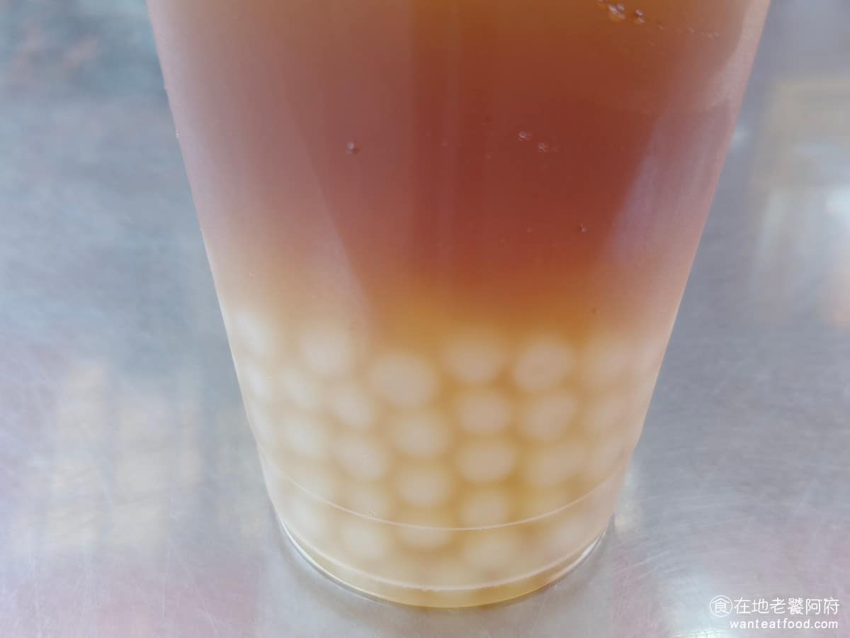 七堵粉圓冰 七堵粉圓冰菜單 七堵粉圓冰推薦 基隆市美食 甜點點心 粉圓冰 飲品飲料 粉圓顆粒不算大,咬起來滑溜,又帶點嚼勁,跟坊間手搖飲料店常見的黑糖珍珠口感明顯不同,更接近早期路邊攤那種傳統做法,真的能喝出古早味,這種攤位,在台北新北,幾乎也無法找到了。 @在地老饕阿府