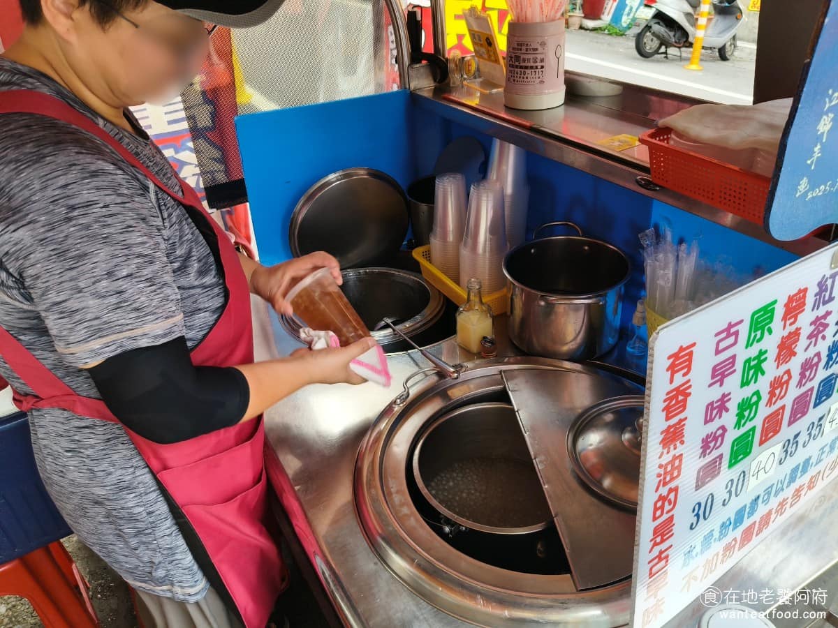 七堵粉圓冰 七堵粉圓冰菜單 七堵粉圓冰推薦 基隆市美食 甜點點心 粉圓冰 飲品飲料 《七堵粉圓冰》主打純手工製作的白粉圓,標榜不加防腐劑,每天現煮現賣。小攤位環境整潔也維持得很好。 @在地老饕阿府