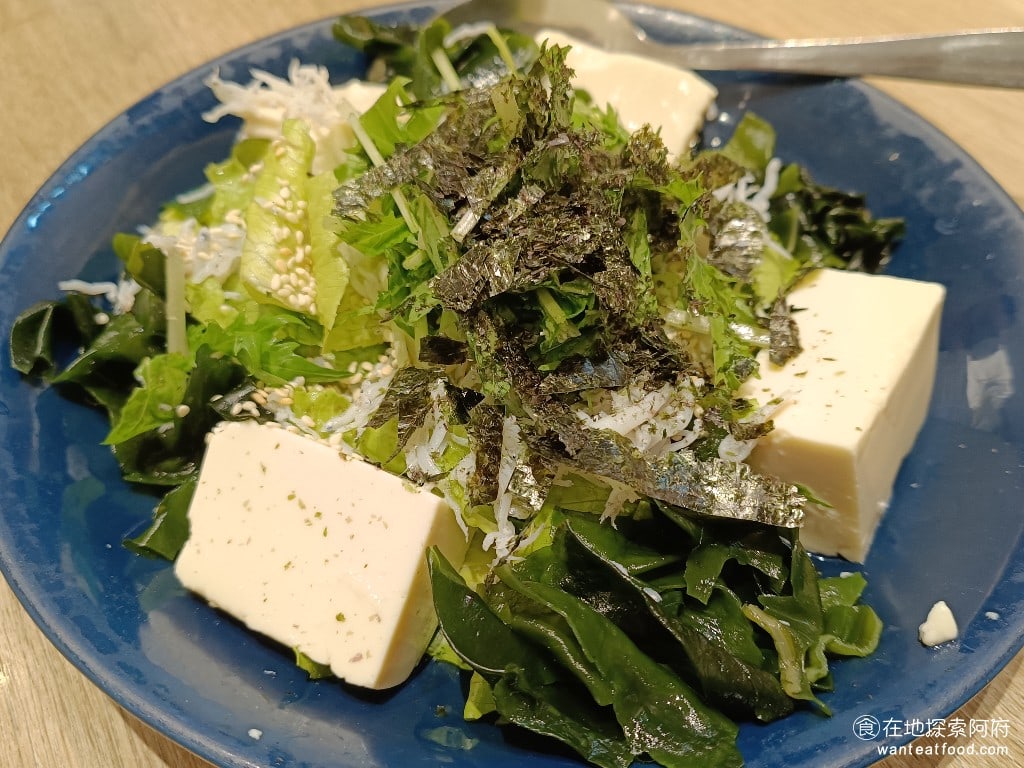 大戶屋美麗華店 中山區美食 劍南路站美食 美麗華美食街 日式料理 小魚豆腐沙拉 單點的小魚豆腐沙拉是 150 元，裡面有滿滿的吻仔魚、海帶、生菜和豆腐。 @在地老饕阿府