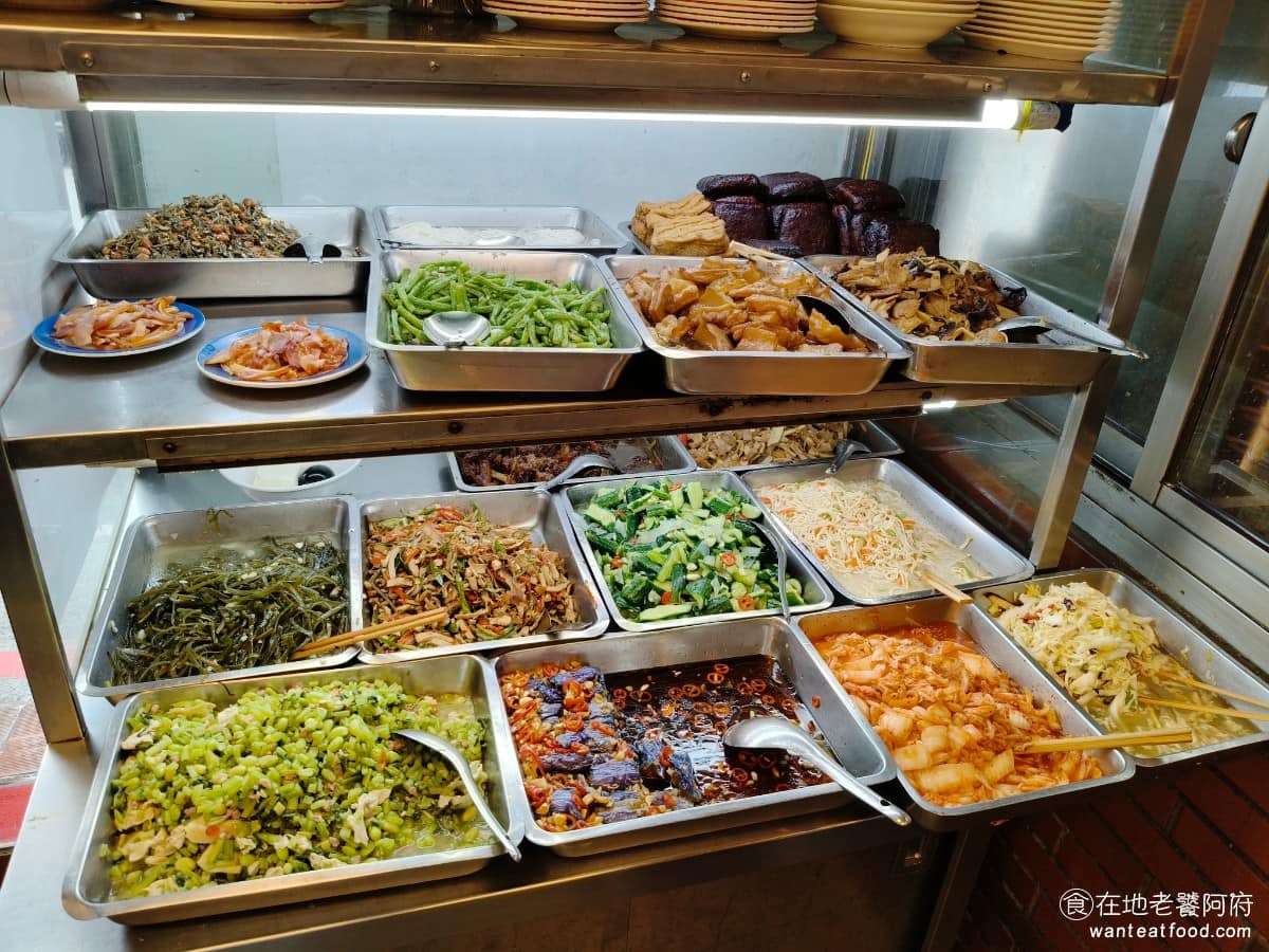 永康牛肉麵 永康牛肉麵菜單 永康牛肉麵推薦 大安區美食 大安美食 東門美食 另外也有自助式小菜櫃，藍盤、紅盤、白盤，價格不同種類相當豐富，點了會幫你裝盤端上桌。 @在地老饕阿府
