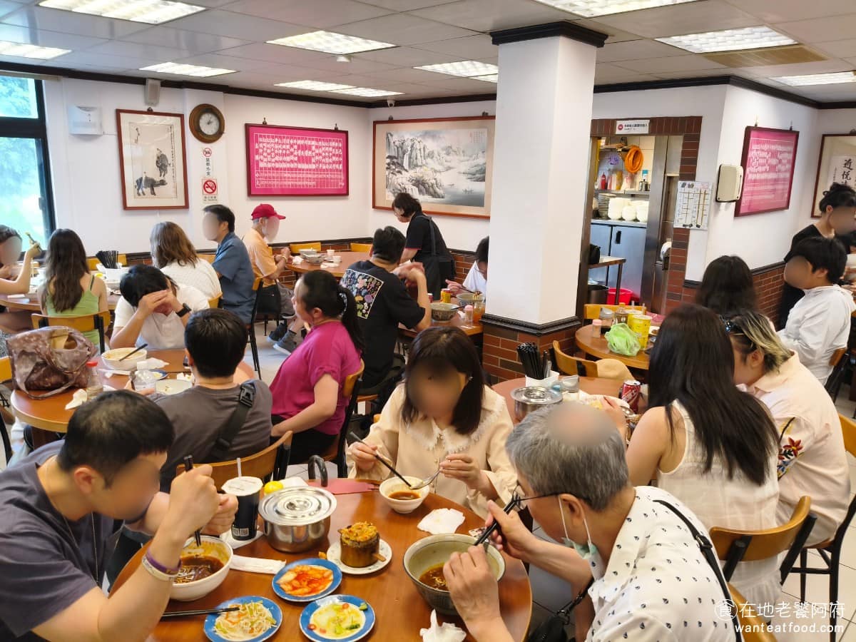 永康牛肉麵 永康牛肉麵菜單 永康牛肉麵推薦 大安區美食 大安美食 東門美食 尖峰時段人潮，真的很誇張，用餐時間幾乎都要排隊，觀光客的比例非常多，除了一樓之外，二樓也有座位。 @在地老饕阿府