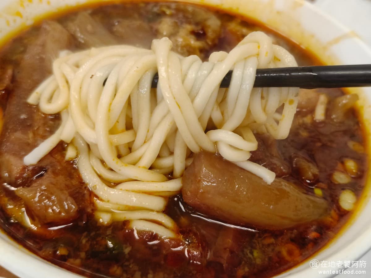 永康牛肉麵 永康牛肉麵菜單 永康牛肉麵推薦 大安區美食 大安美食 東門美食 麵條是細圓麵條，帶點彈性不容易煮爛，但泡久了會吸湯變軟。 @在地老饕阿府