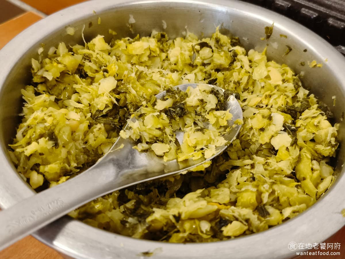 永康牛肉麵 永康牛肉麵菜單 永康牛肉麵推薦 大安區美食 大安美食 東門美食 放在桌邊的一整鍋，讓客人自己舀來加，帶有香氣而且濕潤，不是放很久的那種，加進紅燒湯頭裡能解膩。 @在地老饕阿府
