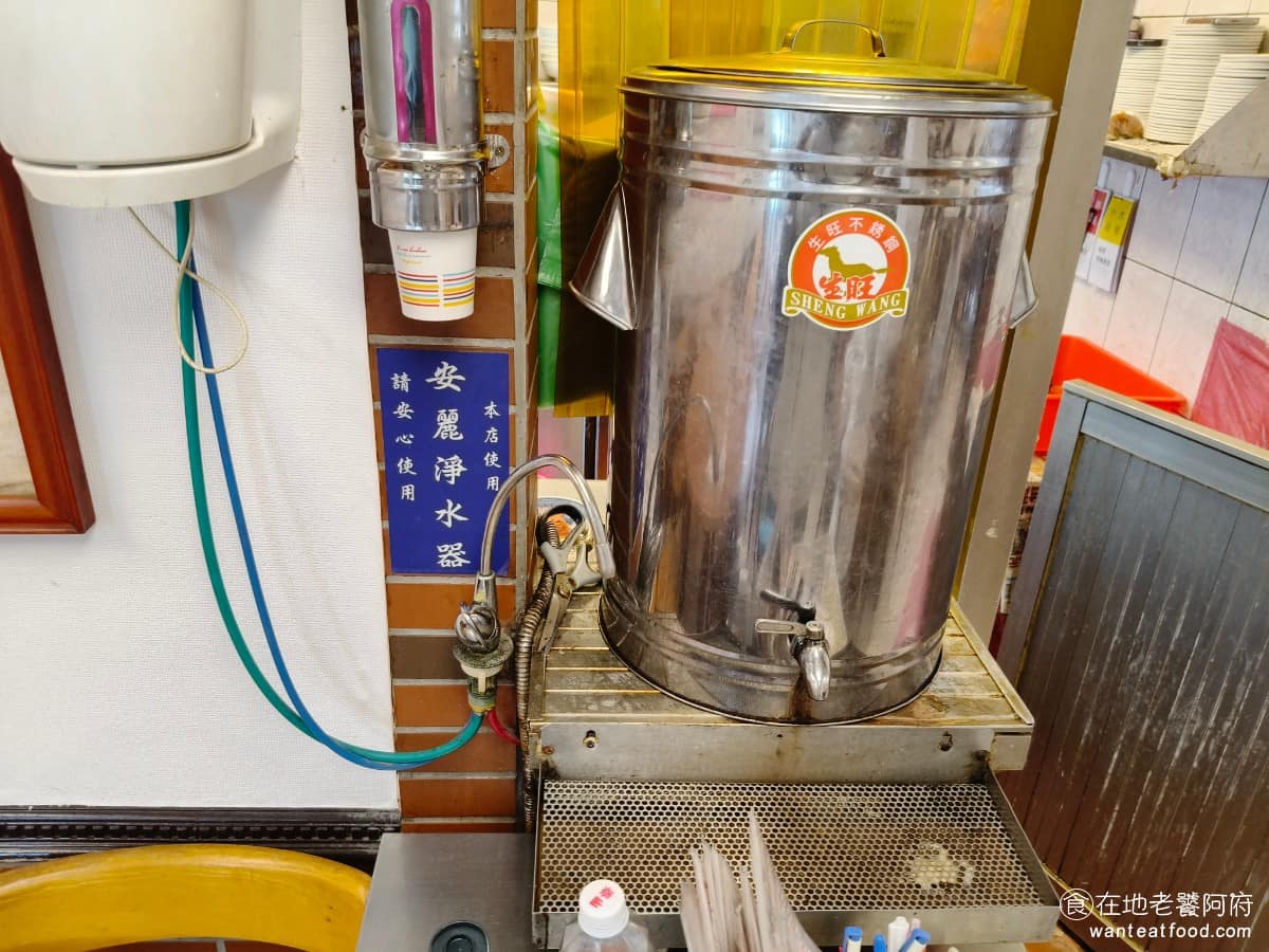 永康牛肉麵 永康牛肉麵菜單 永康牛肉麵推薦 大安區美食 大安美食 東門美食 還有提供免費的熱茶水，可以去油解膩。 @在地老饕阿府