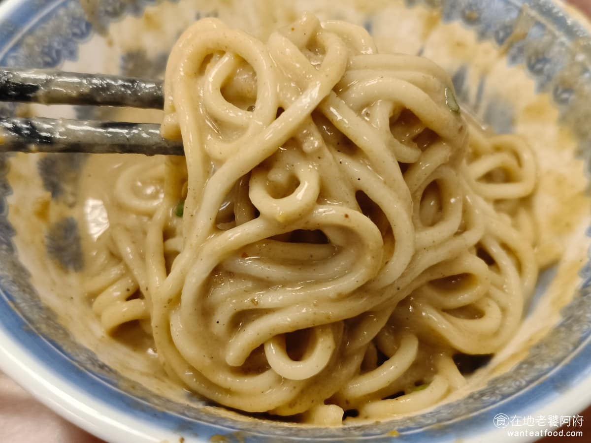 永康牛肉麵 永康牛肉麵菜單 永康牛肉麵推薦 大安區美食 大安美食 東門美食 麵條吃起來偏粗，但口感意外地軟，不會太硬，是個人蠻推薦點的一道。 @在地老饕阿府