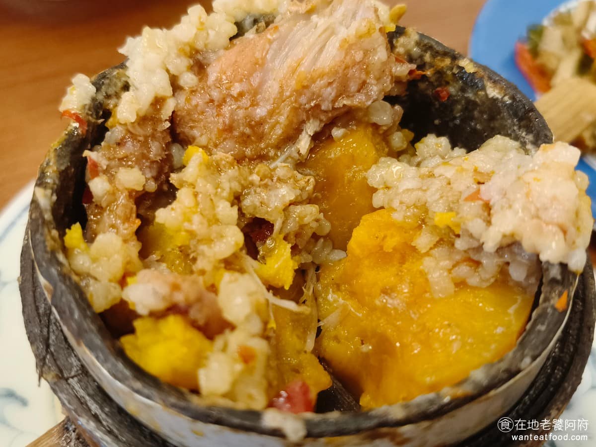 永康牛肉麵 永康牛肉麵菜單 永康牛肉麵推薦 大安區美食 大安美食 東門美食 底下鋪著地瓜，搭配著吃不會太單調，地瓜本身吸收了粉蒸的味道。 @在地老饕阿府