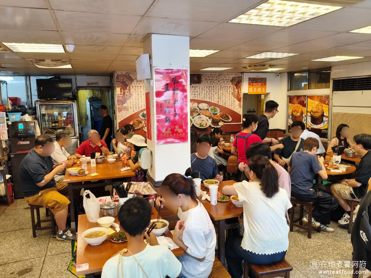 永康牛肉麵 永康牛肉麵菜單 永康牛肉麵推薦 大安區美食 大安美食 東門美食 走進《永康牛肉麵》，店內桌椅有方桌，也有圓桌座位數不算少，整體環境算是傳統麵店的樸實風格，不是走精緻裝潢路線。 @在地老饕阿府