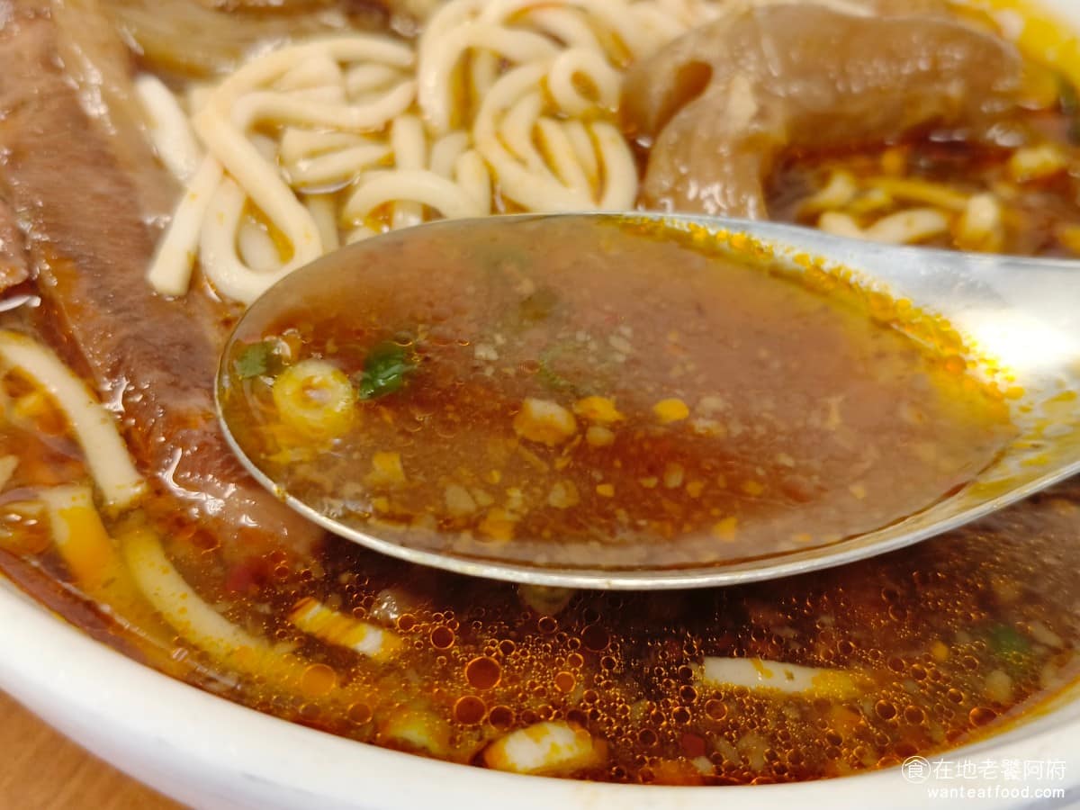 永康牛肉麵 永康牛肉麵菜單 永康牛肉麵推薦 大安區美食 大安美食 東門美食 現在湯頭辣度，調整得比較大眾化，對接待外國觀光客或不太能吃辣的人來說，接受度算是提高不少。只是湯頭除了辣味之外，味道層次比較單調一些，似乎少了些什麼，個人是期待能喝到更濃郁，更有層次感的湯頭。 @在地老饕阿府