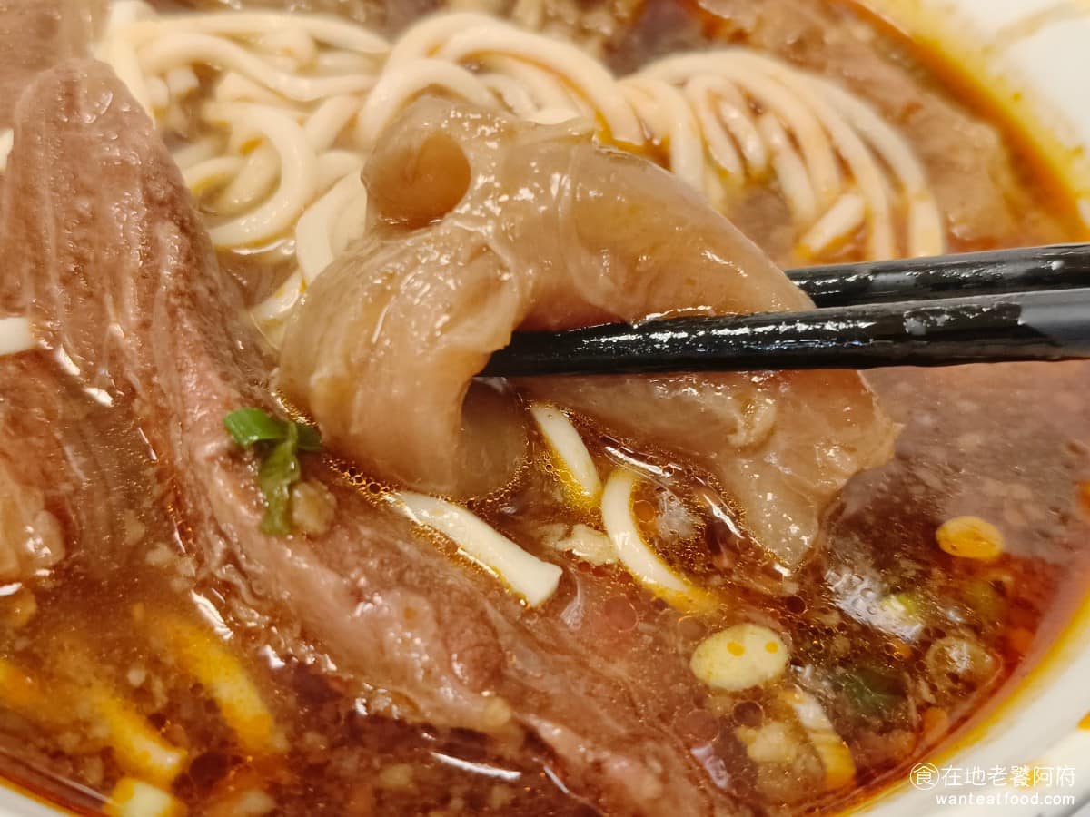 永康牛肉麵 永康牛肉麵菜單 永康牛肉麵推薦 大安區美食 大安美食 東門美食 牛筋燉煮得很有口感，不會煮得太爛，無論是牛肉還是湯頭，整體表現算是水準之上，外國人來吃，也是沒問題的。 @在地老饕阿府