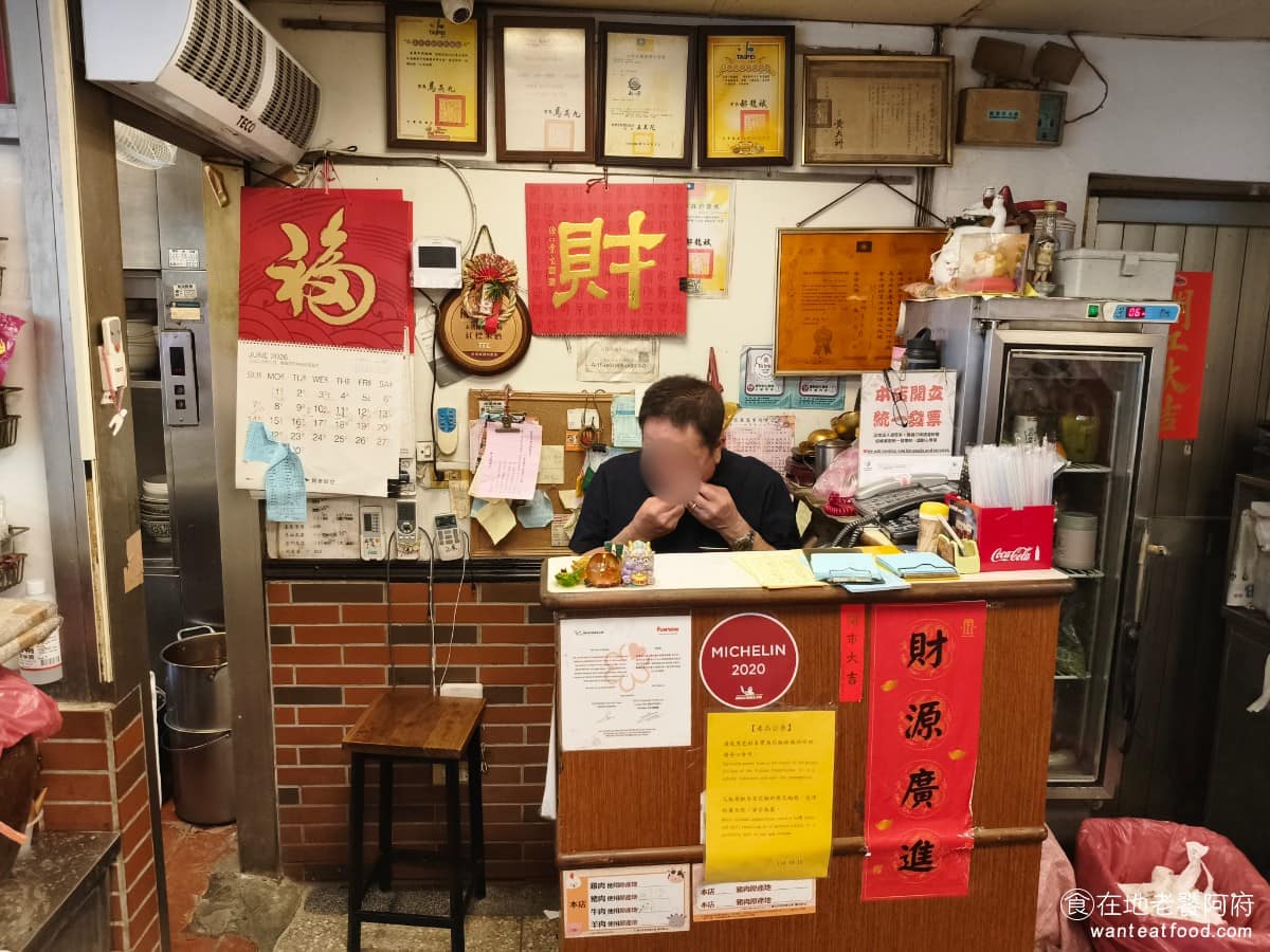 永康牛肉麵 永康牛肉麵菜單 永康牛肉麵推薦 大安區美食 大安美食 東門美食 難得的是《永康牛肉麵》轉手之後，不但沒有走味，水準還持續發揚光大，最後在 2018 年拿下米其林必比登推介，是用實力證明了接手經營的成功。早年台灣很多名店的創始老闆賺到錢後，不是移民海外，就是退休頂讓店面，川味老張牛肉麵、老董牛肉細粉，也是這樣的情況。 @在地老饕阿府