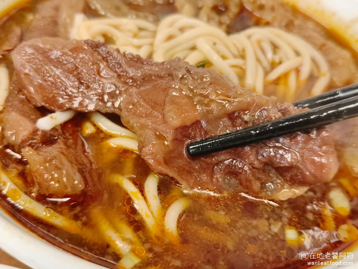 永康牛肉麵 永康牛肉麵菜單 永康牛肉麵推薦 大安區美食 大安美食 東門美食 豆瓣醬的香氣很足，喝起來蠻順口的，這樣的味道，外國觀光客應該也能接受。牛肉跟牛筋處理得都不錯，牛肉肉質非常軟嫩，幾乎每一塊都很好吃。 @在地老饕阿府