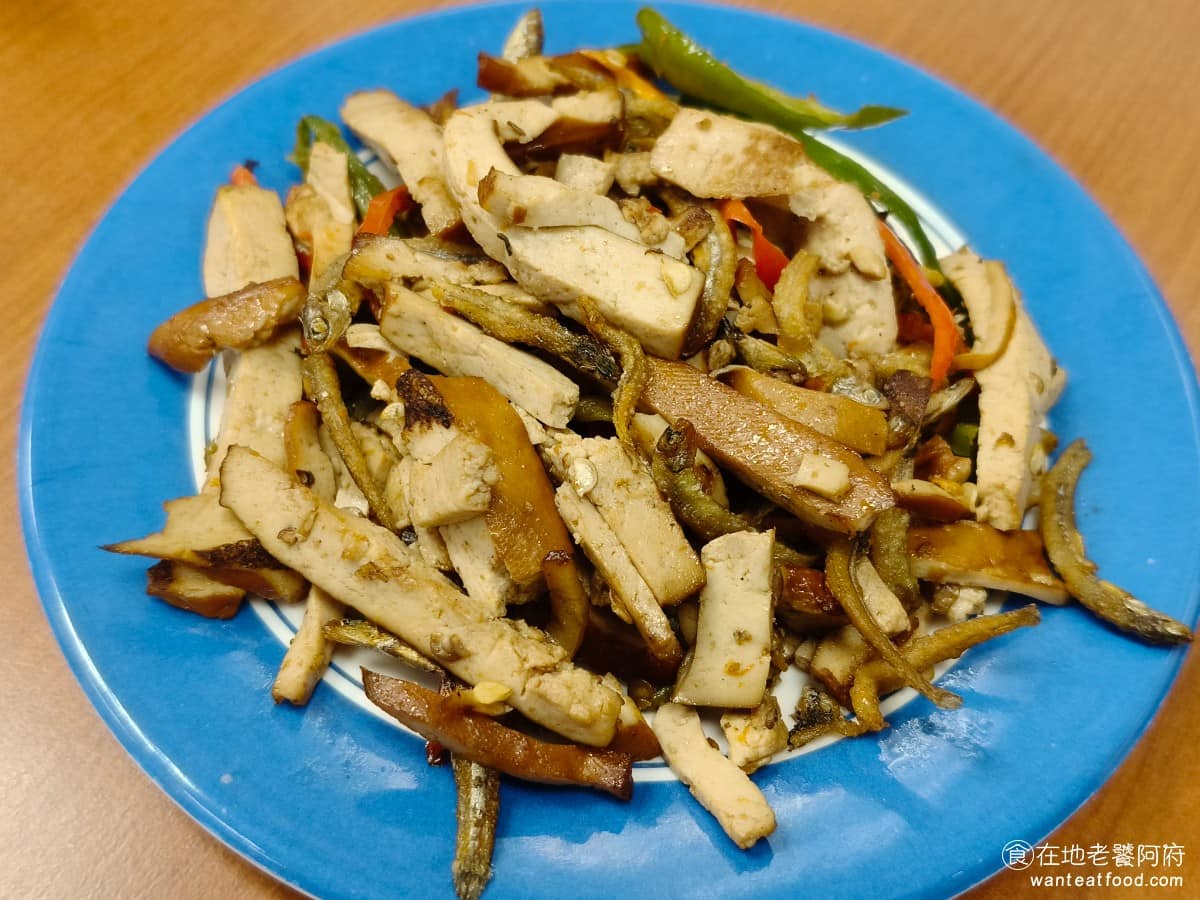 永康牛肉麵 永康牛肉麵菜單 永康牛肉麵推薦 大安區美食 大安美食 東門美食 小魚豆干 海帶絲、豆皮、雪菜百頁、炒雪裡紅，自助式小菜種類選擇多，海帶絲跟豆皮口感入味，雪菜百頁走清爽路線，炒雪裡紅切得細碎，帶點脆度調味有層次，適合當開胃菜。 @在地老饕阿府