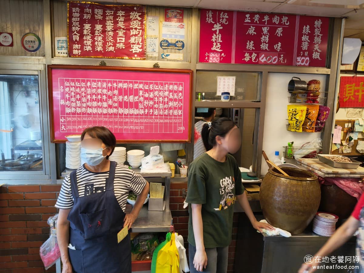 永康牛肉麵 永康牛肉麵菜單 永康牛肉麵推薦 大安區美食 大安美食 東門美食 店門口的小窗戶，可以直接看到店家現場製作粉蒸排骨、粉蒸肥腸的過程，竹製蒸籠堆疊在那邊，冒著熱氣畫面挺有古早味的，牆麵上掛著介紹店家故事的看板，向客人訴說品牌的歷史。 @在地老饕阿府