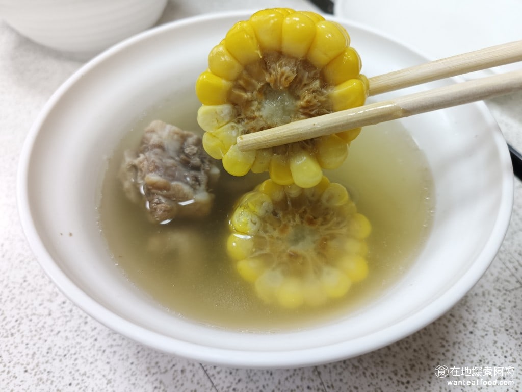 藍家割包 中正區美食 公館美食 台灣小吃 個人覺得最讓我驚豔的是，這個玉米真的是煮到恰到好處。玉米吃起來超級脆，個人推測應該是和排骨分開煮的，所以玉米完全不會帶有排骨的肉渣味。 @在地老饕阿府