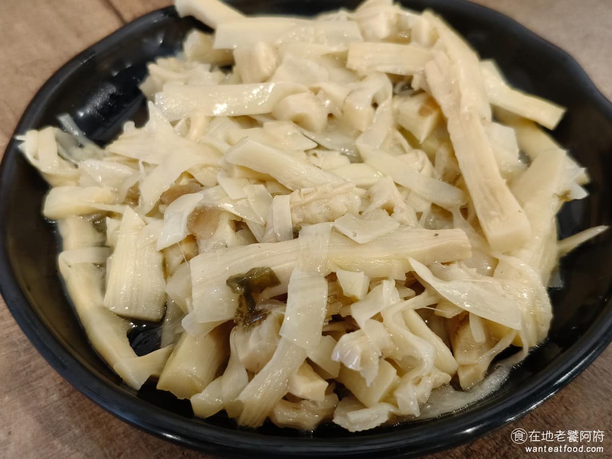 康庄傳統滷肉飯 康庄傳統滷肉飯菜單 康庄傳統滷肉飯推薦 中山區美食 中山美食 台灣小吃 滷肉飯 筍絲魯 份量不小一個人要吃完有點多，味道不酸、不過油，筍子有脆感，沒有煮到軟爛，失去口感。 @在地老饕阿府