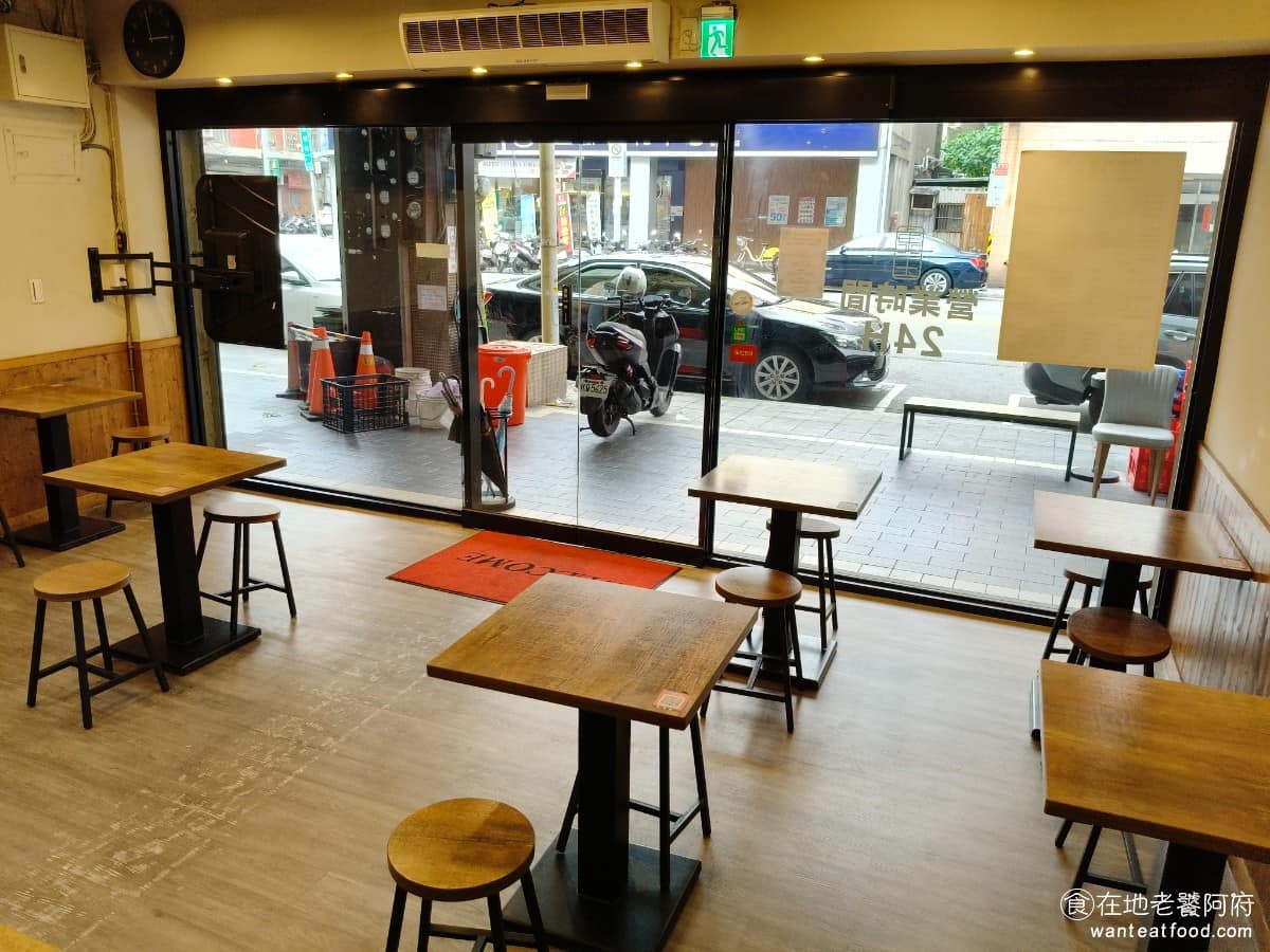 康庄傳統滷肉飯 康庄傳統滷肉飯菜單 康庄傳統滷肉飯推薦 中山區美食 中山美食 台灣小吃 滷肉飯 離峰時段幾乎不用等，直接找位置坐下來掃碼點餐就好，尖峰時段偶爾要稍等。 @在地老饕阿府