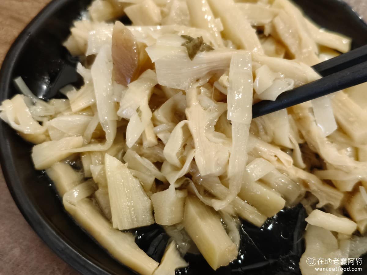 康庄傳統滷肉飯 康庄傳統滷肉飯菜單 康庄傳統滷肉飯推薦 中山區美食 中山美食 台灣小吃 滷肉飯 調味算清爽，50 元的價位，性價比算不錯，當配菜拿來搭飯，非常合適。 @在地老饕阿府