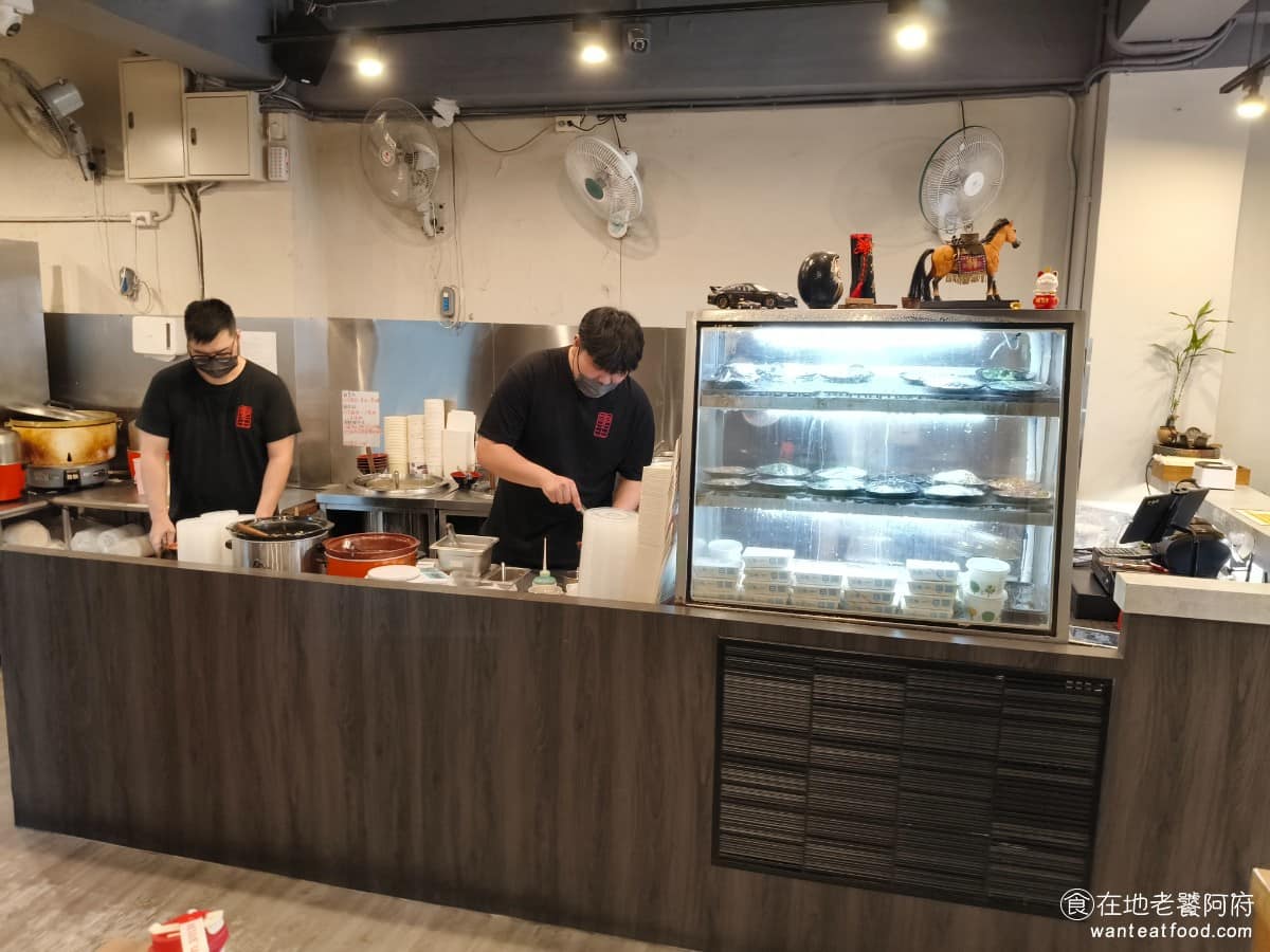 康庄傳統滷肉飯 康庄傳統滷肉飯菜單 康庄傳統滷肉飯推薦 中山區美食 中山美食 台灣小吃 滷肉飯 店名雖然說「傳統」，但無論是環境還是餐點，都給人新式的感覺。 @在地老饕阿府