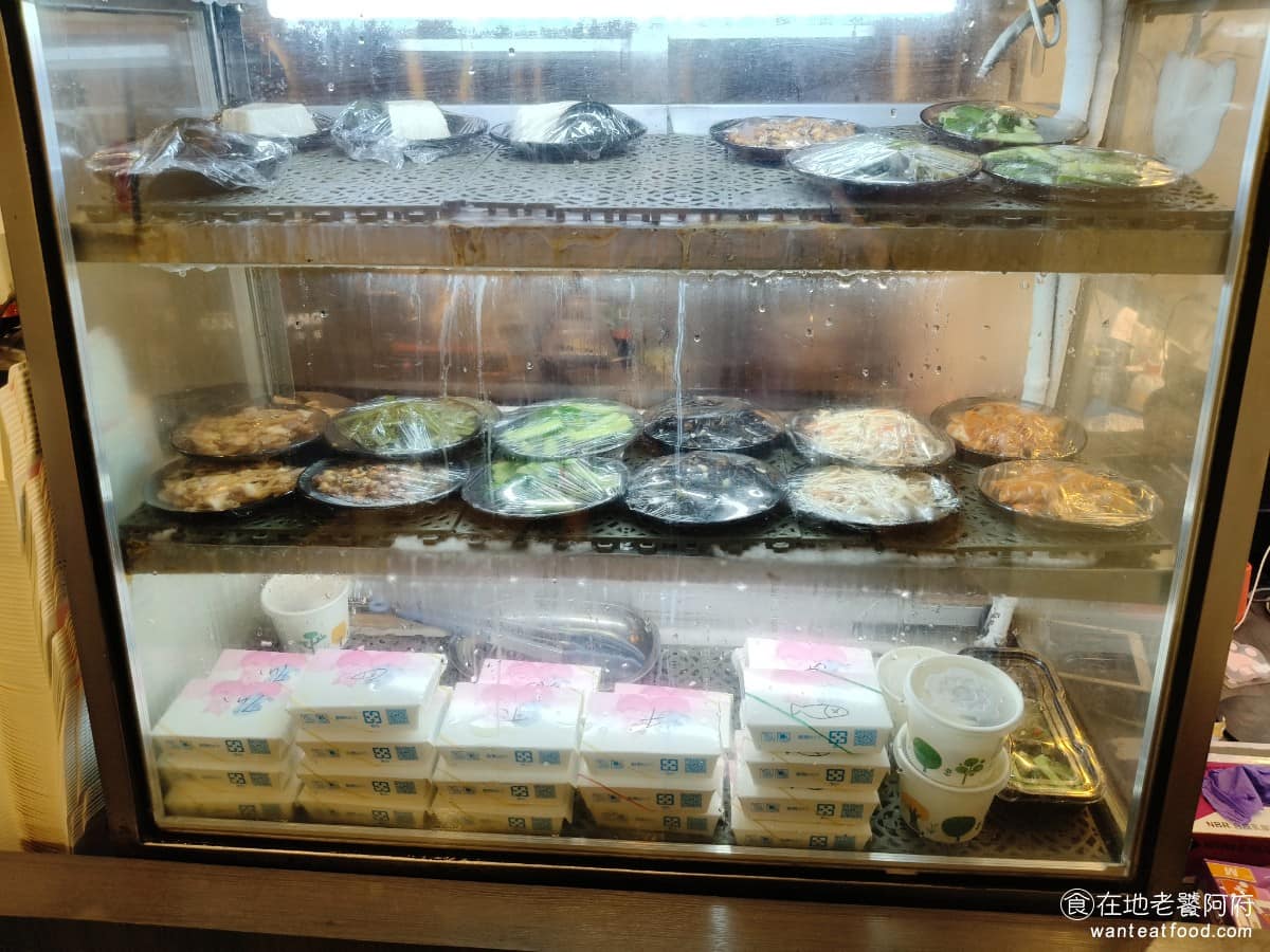 康庄傳統滷肉飯 康庄傳統滷肉飯菜單 康庄傳統滷肉飯推薦 中山區美食 中山美食 台灣小吃 滷肉飯 除了賣傳統滷肉飯的配菜以外，店內還賣了許多的切小菜，種類還蠻多的，有豬耳朵、黃瓜、黑木耳、海帶、豆干。 @在地老饕阿府