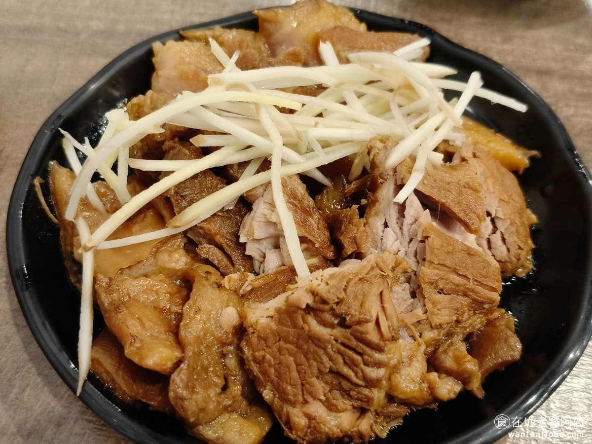 康庄傳統滷肉飯 康庄傳統滷肉飯菜單 康庄傳統滷肉飯推薦 中山區美食 中山美食 台灣小吃 滷肉飯 腿庫 外觀滷色不錯，底下的醬汁跟滷肉飯用的是同一鍋，味道也是偏甜，而且滷汁不會油膩，味道上其實不差。 @在地老饕阿府